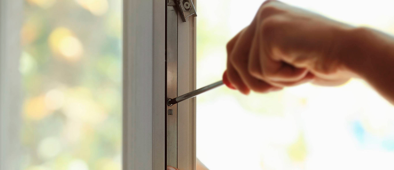 ¿Por qué la ventana cierra mal a veces?